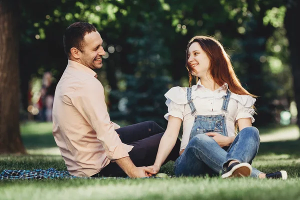 Feliz grávida casal desfrutar de tempo juntos — Fotografia de Stock