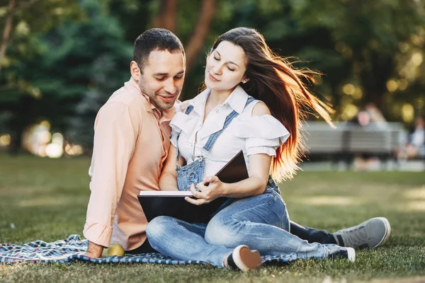 Pareja embarazada leyendo cuento de hadas al feto . — Foto de Stock