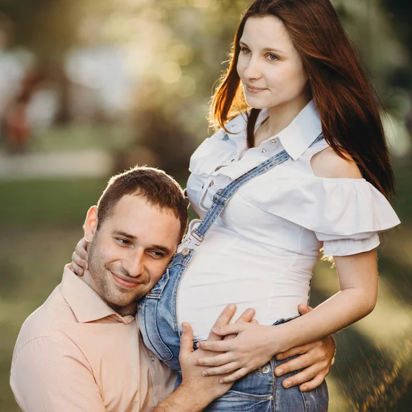 Happy papa étreignant le ventre de sa femme enceinte . — Photo