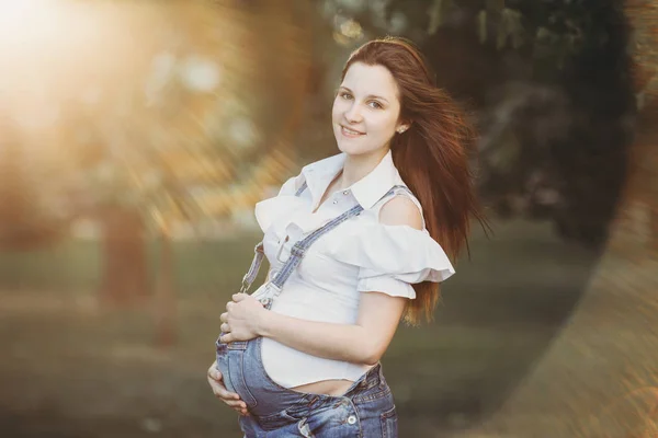 Piękna kobieta w ciąży szczęśliwy tulenie jej brzuch — Zdjęcie stockowe
