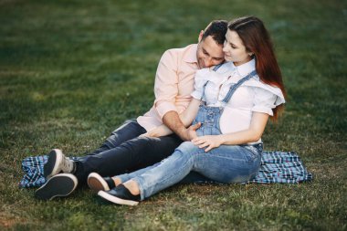 Hamile çift birlikte Parkı'nda iyi eğlenceler