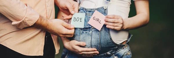 Género de bebé. Mamá y papá con tarjetas BOY y GIRL — Foto de Stock