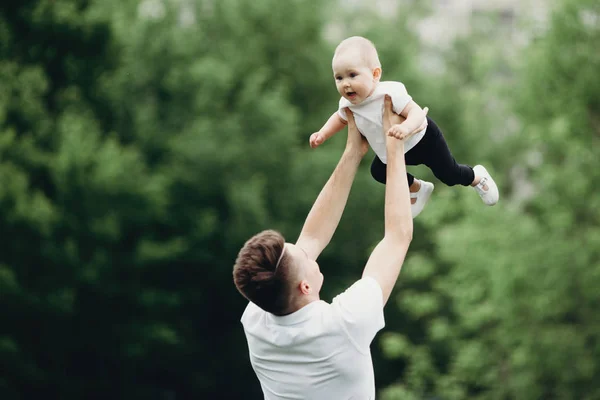 Feliz niño alegre jugando con el padre al aire libre. Papi y Daugh —  Fotos de Stock