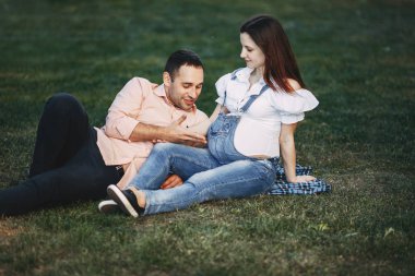 Doğmamış çocuğunu konuşuyor baba.