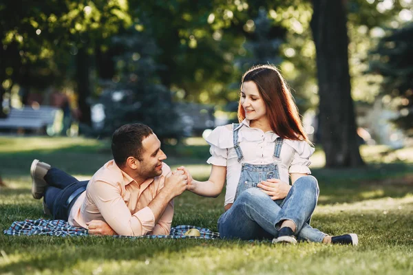 Feliz pareja embarazada disfrutar de tiempo juntos — Foto de Stock