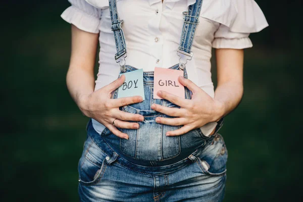 Mains féminines au ventre avec cartes BOY et GIRL — Photo