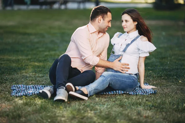 Man tar hand om sin gravida fru — Stockfoto