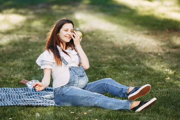 Těhotná žena výběr zdravých potravin — Stock fotografie