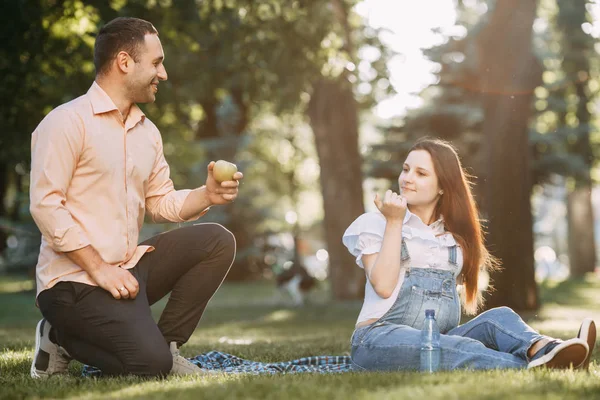 Marido atento trazendo comida saudável para lanche — Fotografia de Stock