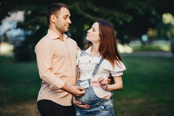 Ευτυχισμένο ζευγάρι μαντέψουν το φύλο του μωρού. — Φωτογραφία Αρχείου