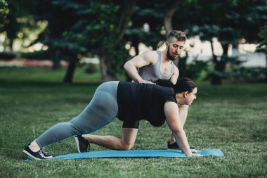 Kilolu kadın şınav