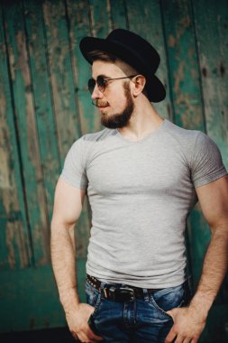 Acımasız kas grungy arka plan hipster adama sakallı