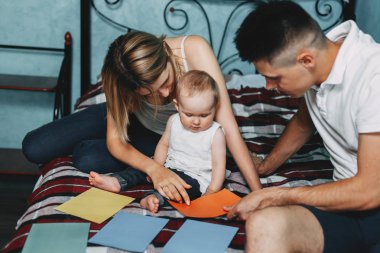 Anne kızı ile oyun geliştirme oynarken