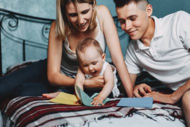 Anne kızı ile oyun geliştirme oynarken