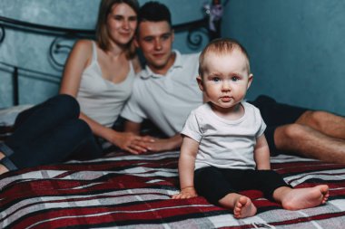 Ev izlerken kızı yatağa oturan anne