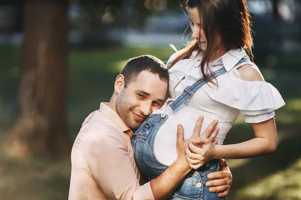 Feliz hombre abrazando embarazada esposa — Foto de Stock