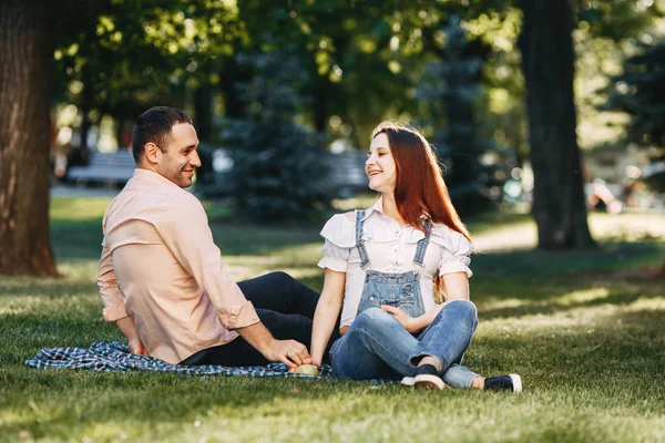 Feliz grávida casal desfrutar de tempo juntos — Fotografia de Stock