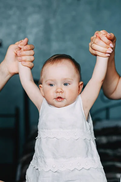 Madre e padre mani tenendo poco bambino ragazza — Foto Stock