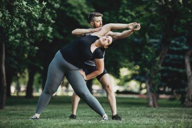 Kişisel antrenör yardımcı obez kadın egzersiz