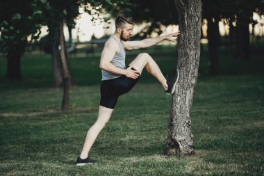 Koşu önce germe egzersiz yaparak runner