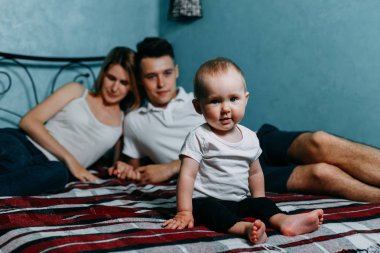 Annem ve babam izlerken yatağın üstüne oturan kızı