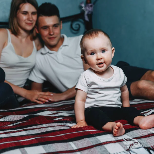 Elele, ailesi kızları izlerken — Stok fotoğraf