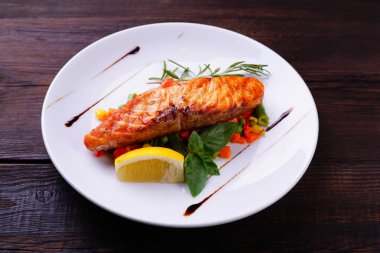 Sebzeli ızgara somon bifteği.