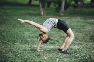 Köprü egzersiz yaparak adam açık havada kadar ısınma