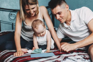 Anne kızı eğitim oyun oynuyor