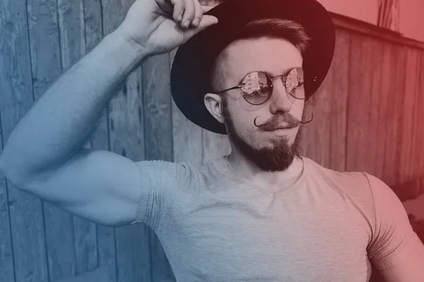 Hipster em óculos de sol com bigodes na moda — Fotografia de Stock