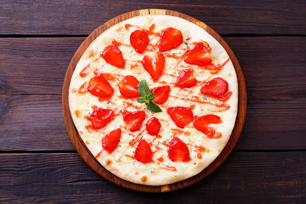 Ovoce pizza, lahodné jahodové pečivo — Stock fotografie