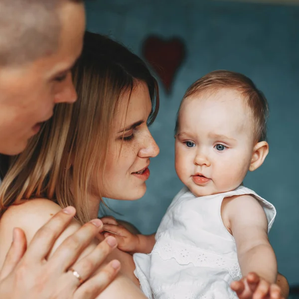 Anne, baba ve bebek, Aile portre kadar kapatın — Stok fotoğraf