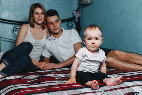 Anne, baba ve kızı aile portresi — Stok fotoğraf