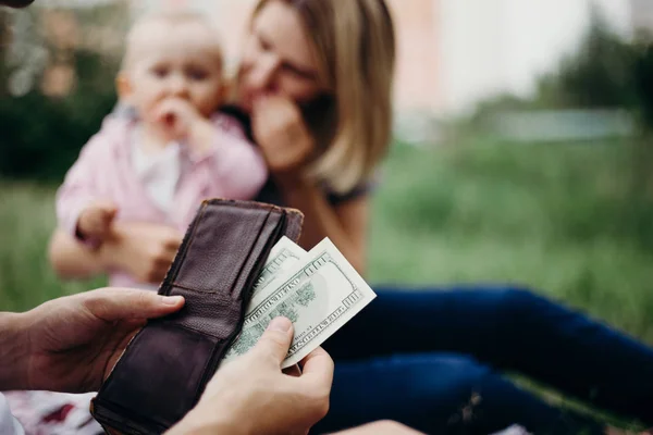 Mannenhand met portefeuille en ons dollarbiljetten — Stockfoto