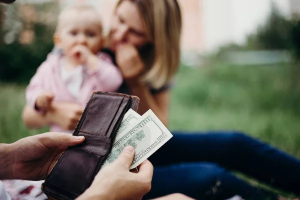 Mano masculina con billetera y billetes de dólar —  Fotos de Stock