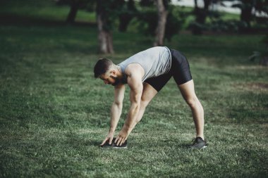 Koşu önce germe egzersiz yaparak runner