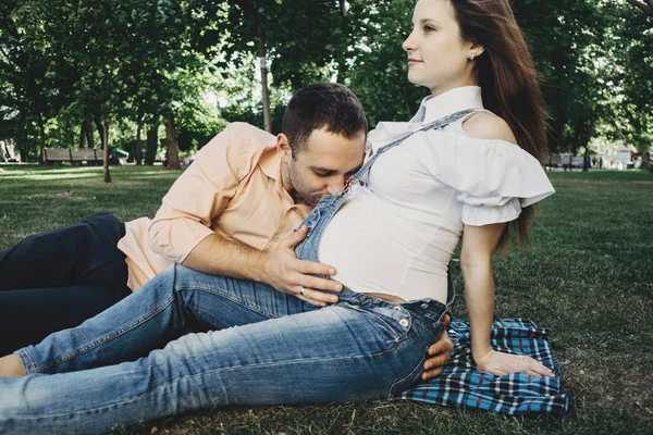 Homme embrasser sa femme enceinte ventre — Photo