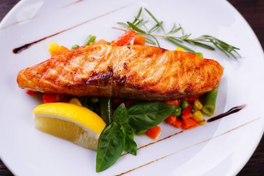 Sebzeli ızgara somon bifteği.