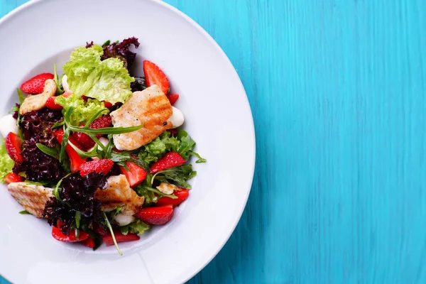 Ensalada con fresa, pollo y verduras — Foto de Stock