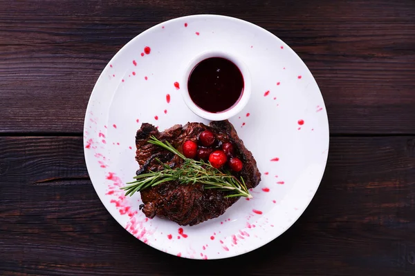 Otlar ve berry sos ızgara sığır eti biftek.