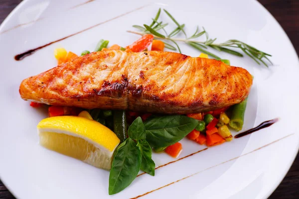 Sebzeli ızgara somon bifteği.