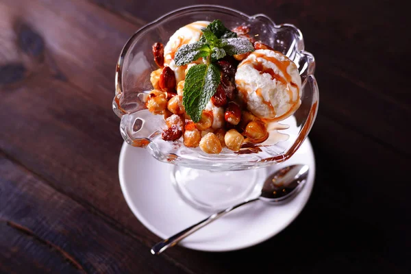 Karamel sos ve fındık ile vanilyalı dondurma