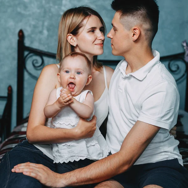 Padres Papa Mama Tiene Sus Manos Pequeno Hijo Con Misma Fotografia De Stock C Alenagan Depositphotos Padres Papa Mama Tiene Sus Manos Pequeno Hijo Con Misma Fotografia De Stock C Alenagan Depositphotos