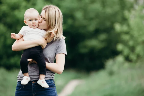 Sarılma ve öpüşme bebek kızı anne — Stok fotoğraf