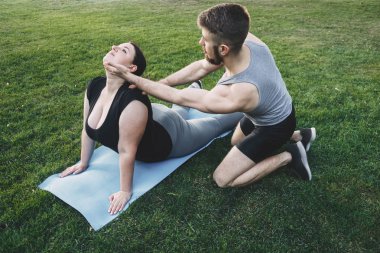 Obez kadın kişisel antrenör Yoga yapıyordum
