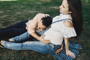 Baba oğlu anne göbek içinde tekme işitme