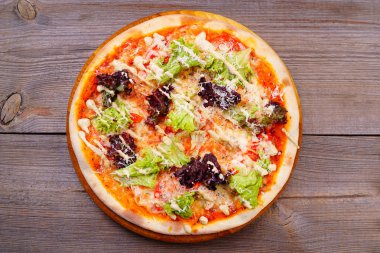 Vejetaryen pizza sarımsak sosu ans marul ile