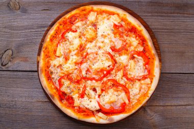 Ananas ve jambon lezzetli pizza Hawaii.