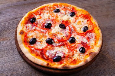 İtalyan pizza jambon ve siyah zeytin ile