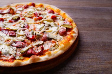 Salam ve turşusu klasik napoli pizza